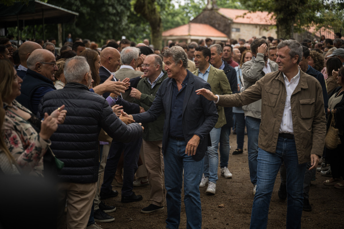 (I-D) El secretario general del Partido Popular, Miguel Tellado; el presidente del Partido Popular, Alberto Núñez Feijóo; y  el presidente del PPdeG, Alfonso Rueda; durante la inauguración del cur