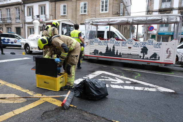 Bomberos en el lugar dónde una mujer ha muerto tras ser atropellada por un tren turístico, a 29 de agosto de 2025, en Santiago de Compostela, A Coruña, Galicia (España).
