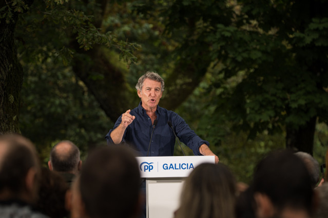 El presidente del Partido Popular, Alberto Núñez Feijóo, interviene durante la inauguración del curso político del PP, en la Carballeira de San Xusto, a 31 de agosto de 2025, en Cerdedo-Cotobade, Pontevedra