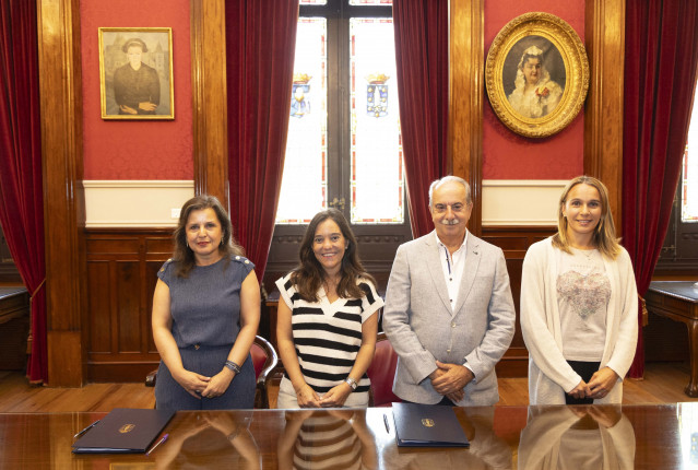 La alcaldesa de A Coruña, Inés Rey, firma convenios de colaboración con entidades empresariales