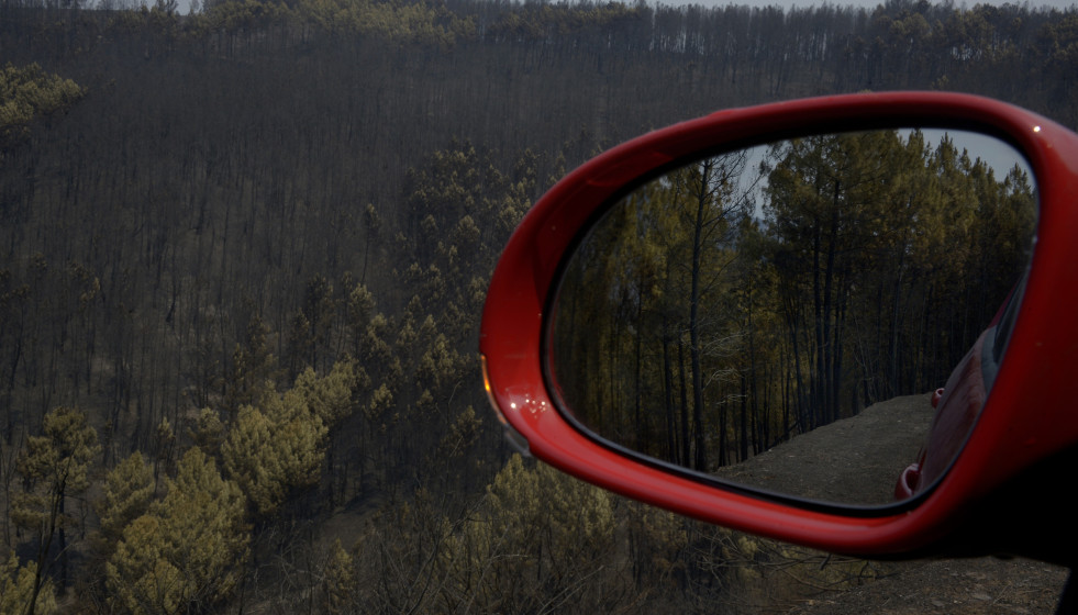 Vista tras el incendio en los montes de Cernego, a 19 de agosto de 2025, en Villamartín de Valdeorras, Ourense, Galicia (España).