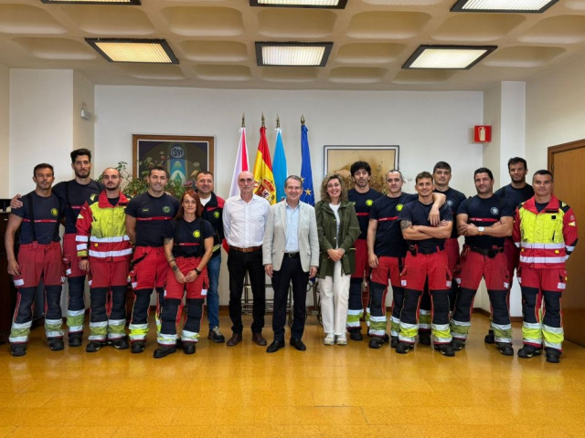 Recepción del alcalde de Vigo, Abel Caballero, a los bomberos que participaron en tareas de extinción de incendios en varios lugares de Galicia.