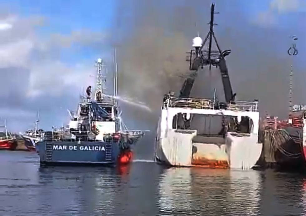 El buque de Gardacostas Mar de Galicia tratando de extinguir el incendio del Awadi en el Porto Ribeira el lunes por la tarde