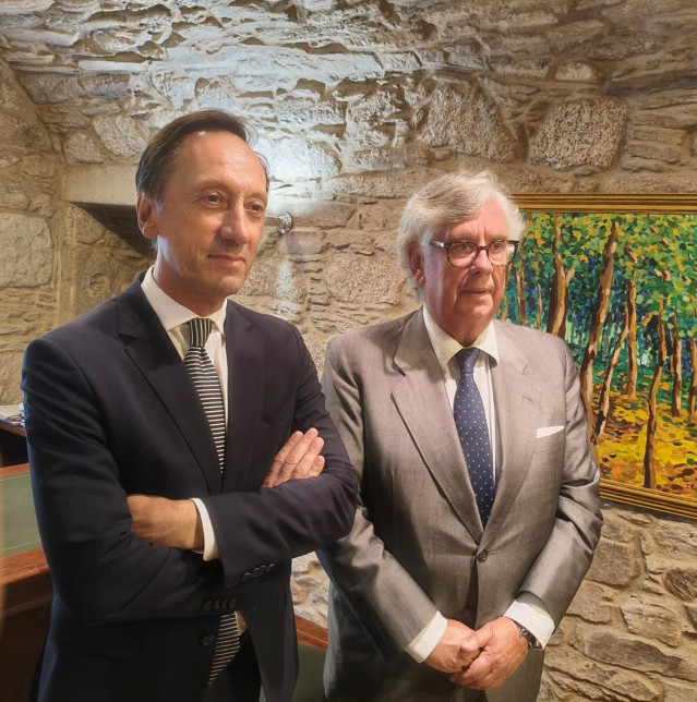 A la izquierda, el embajador de Portugal en España, José Augusto Duarte, y a la derecha el presidente de CEG, Juan Manuel Vieites, tras reunión el la sede de la patronal, en Santiago de Compostela.
