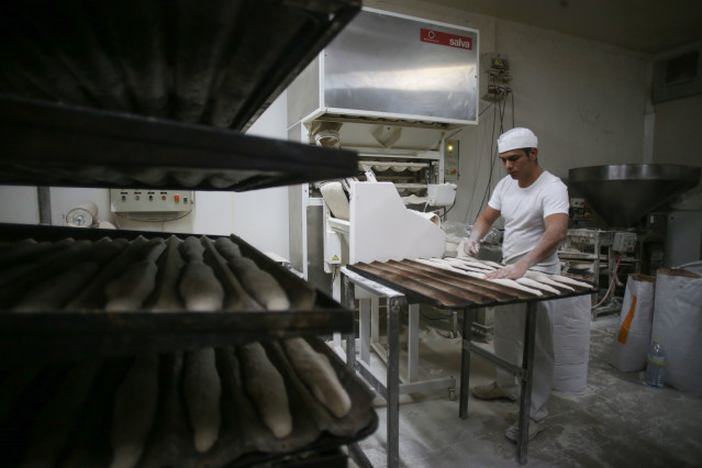 Archivo - Un trabajador prepara barras de pan en el obrador de la Panaderia Migas, a 28 de octubre de 2022, en Lugo, Galicia (España).