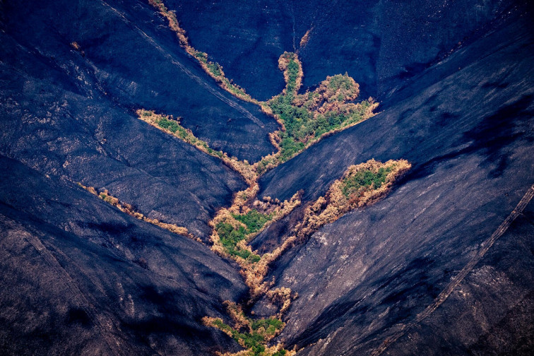 El enorme desierto negro y los pocos oásis salvados de los incendios de Galicia, a vista de pájaro - vídeos