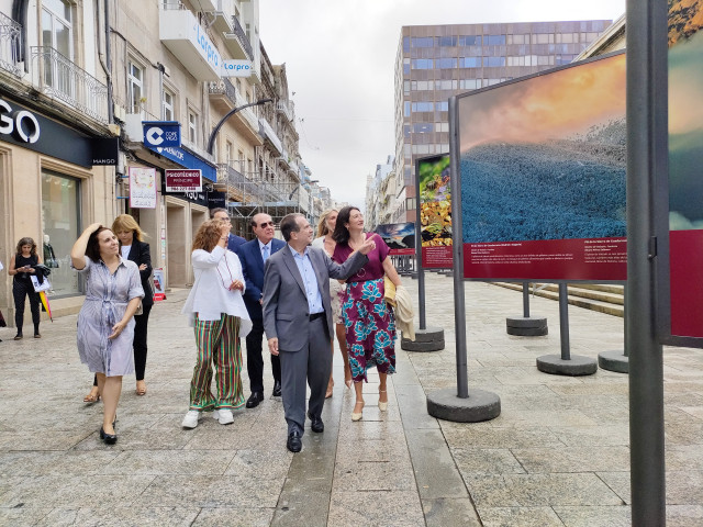 El presidente de Afundación, Miguel Ángel Escotet, y el alcalde de Vigo, Abel Caballero, entre otras autoridades, en la inauguración de la exposición Parques Nacionales, en la calle del Príncipe de la ciudad olívica.