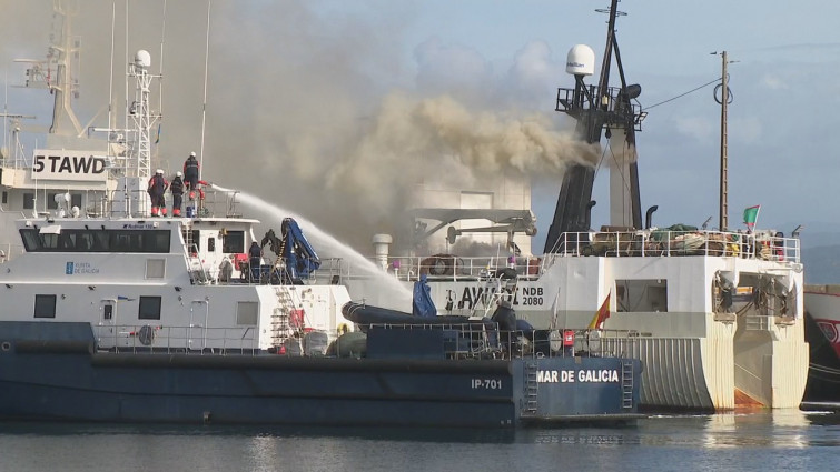 Preocupación por el posible naufragio del buque Awadi, que sigue ardiendo en el puerto de Ribeira