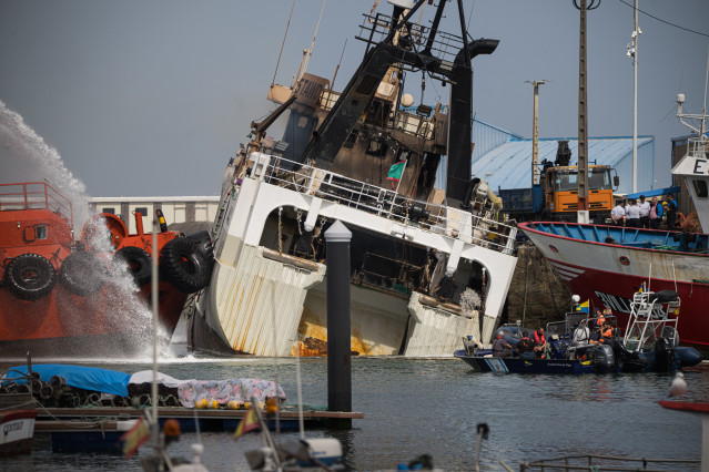 Agentes de los Servicios de Emergencias trabajan por apagar el incendio del buque Awadi, en el puerto de Ribeira, a 2 de septiembre de 2025, en Ribeira, A Coruña, Galicia (España).