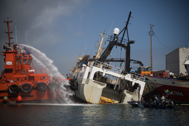 Agentes de los Servicios de Emergencias trabajan por apagar el incendio del buque Awadi, en el puerto de Ribeira, a 2 de septiembre de 2025, en Ribeira, A Coruña