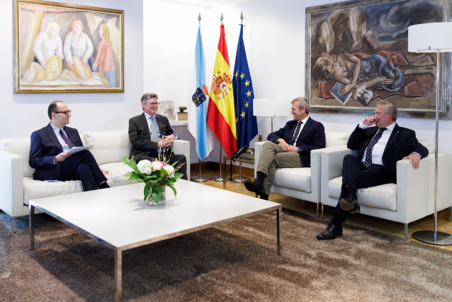 El presidente de la Xunta, Alfonso Rueda, acompañado por el conselleiro de Sanidade, Antonio Gómez Caamaño, se reúne con el director ejecutivo de Roche Pharma International, Padraic Ward.