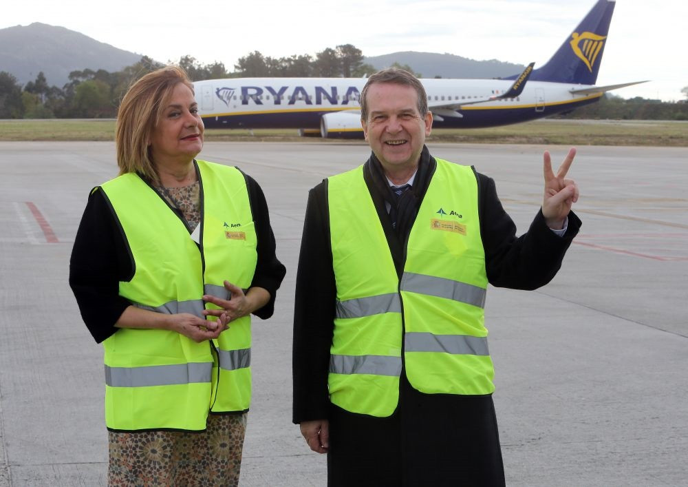 El alcalde de Vigo, Abel Caballero, y la primera teniente de alcalde, Carmela Silva, en el aeropuerto de Peinador, frente a un avión de Ryanair.