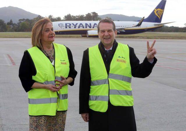 El alcalde de Vigo, Abel Caballero, y la primera teniente de alcalde, Carmela Silva, en el aeropuerto de Peinador, frente a un avión de Ryanair.