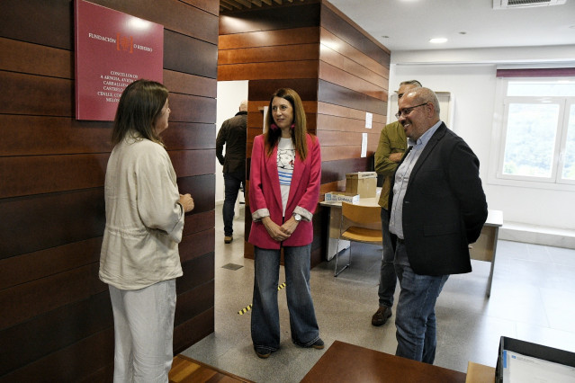 La conselleira de Medio Rural, María José Gómez, visita la Oficina Rural de Ribadavia, en Ourense