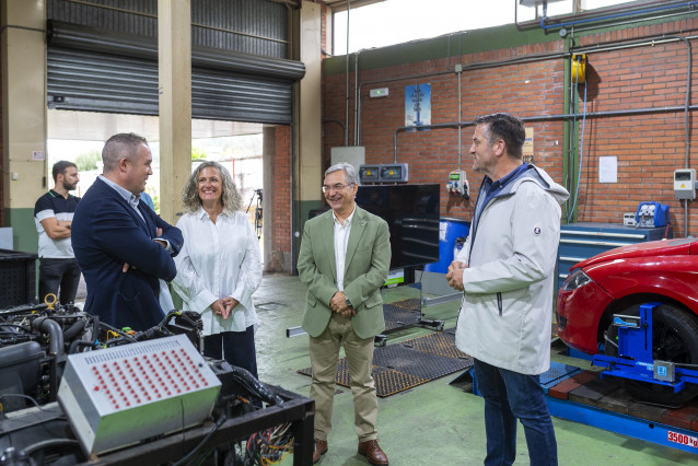 El presidente provincial, Luis Menor, visita la sede de la Asociación Provincial de Talleres de Reparación de Vehículos de Ourense (ATAVE).