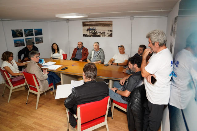 Encuentro entre la directora xeral de Desenvolvemento Pesqueiro de la Consellería do Mar, Ángeles V. Suárez, y representantes de  la Confraría da Coruña.