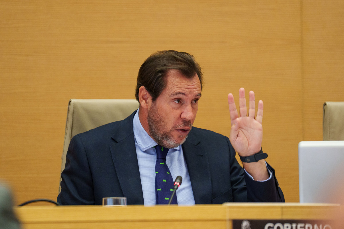 El ministro de Transportes y Movilidad Sostenible, Óscar Puente, comparece, a petición propia, en la Comisión de Transportes y Movilidad Sostenible, en el Congreso de los Diputados