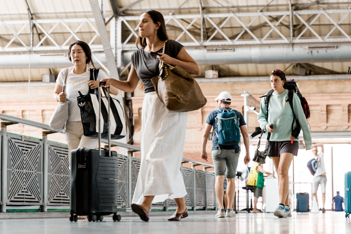 Archivo - Decenas de personas en la estación de trenes Puerta de Atocha-Almudena Grandes, a 24 de julio de 2025, en Madrid (España)