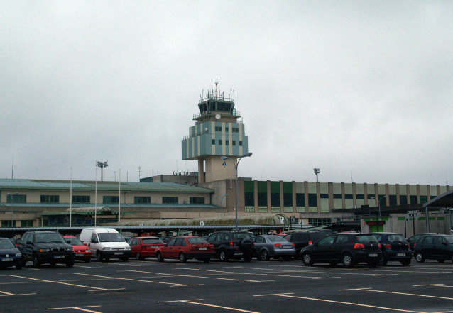 Archivo - Exterior del aeropuerto de Santiago de Compostela (A Coruña)