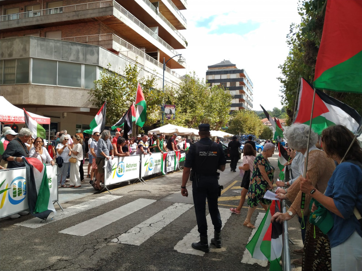 Protesta por Palestina a la salida de la etapa de La Vuelta en Laredo