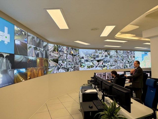 El alcalde de Vigo, Abel Caballero, en la sala de control de Tráfico del Ayuntamiento.