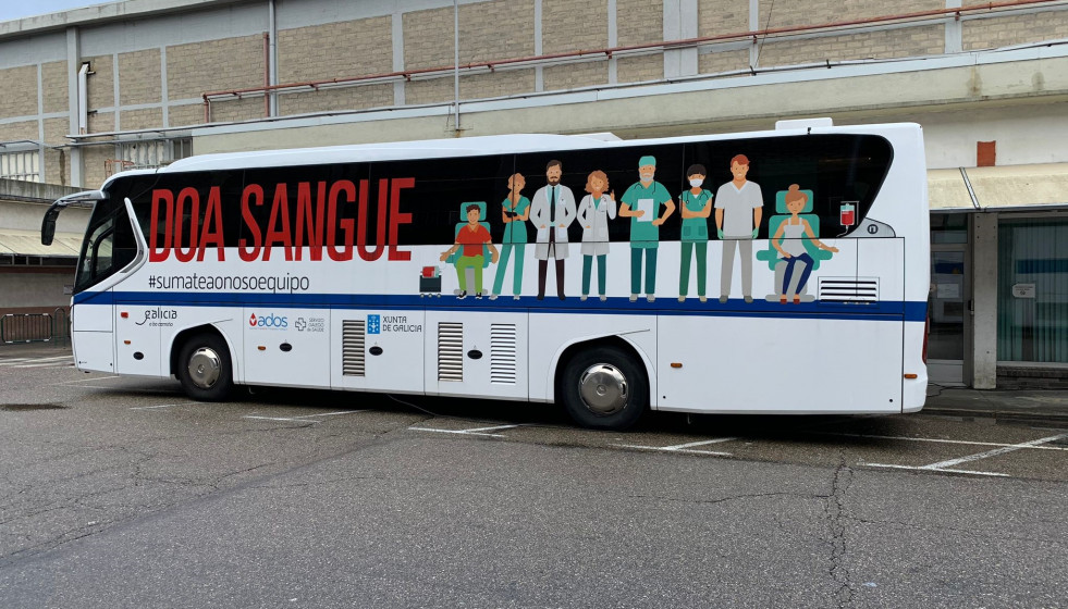 Archivo - Bus de ADOS en Stellantis Vigo.