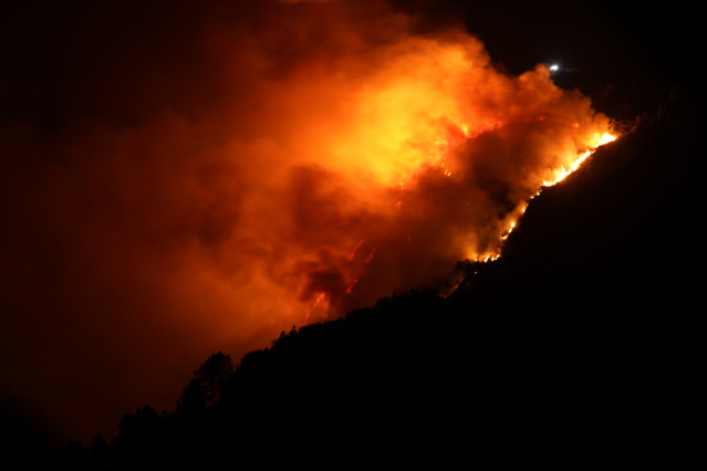 Vista del fuego, a 21 de agosto de 2025, en A Touza, Carballedo, Ourense, Galicia (España).