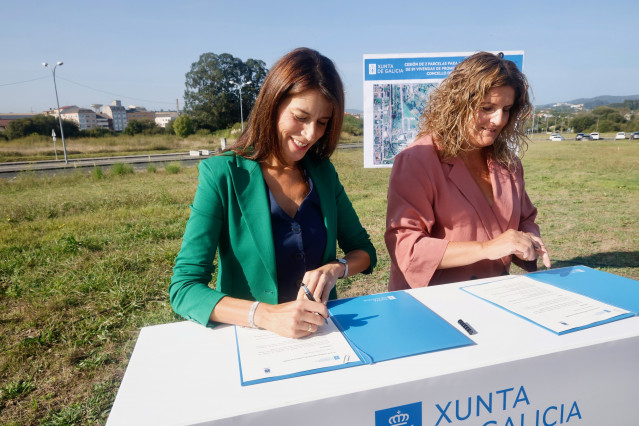La conselleira de Vivenda, María Martínez Allegue, y la alcaldesa de Narón, Marián Ferreiro, firman un acuerdo para la cesión de dos parcelas en las que se construirán 91 viviendas de promoción pública.