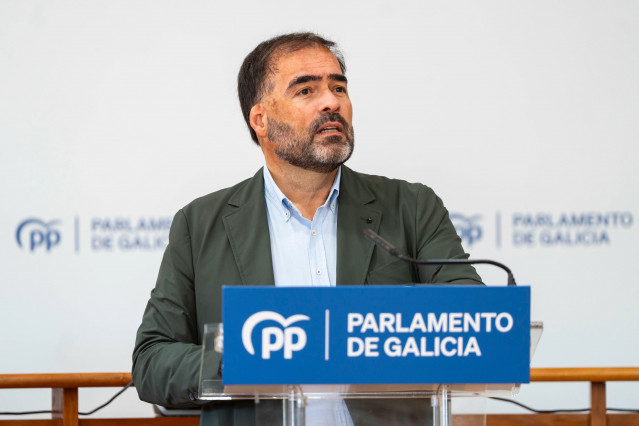 El portavoz parlamentario del PPdeG, Alberto Pazos, en rueda de prensa.