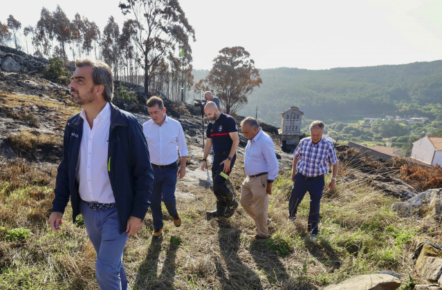 El conselleiro de Presidencia, Diego Calvo, visita Ponteceso tras los incendios