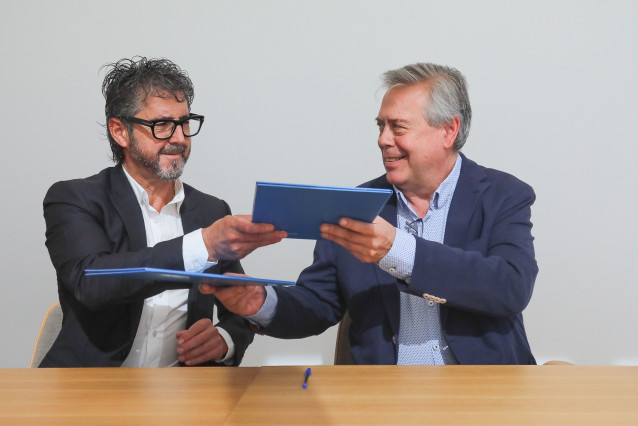 El alcalde de Porto do Son (A Coruña), Luis Oujo, y el conselleiro de Sanidade, Antonio Gómez Caamaño, firman un acuerdo para acometer nuevas mejoras en el centro de salud.
