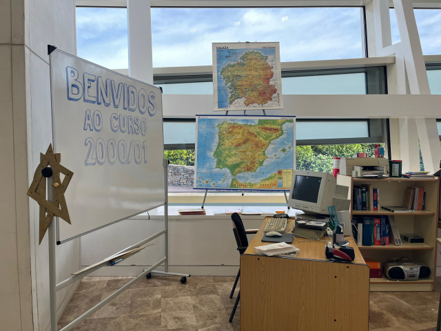 Reconstrucción de un aula gallega a inicios de los 2000, situada a la entrada del acto 'A educación que avanza para transformar Galicia', a 6 de septiembre de 2025.