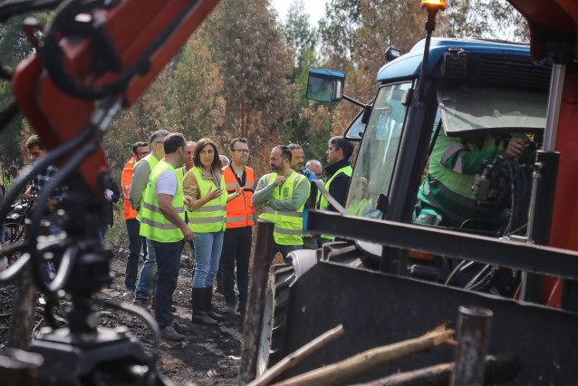La conselleira de Medio Ambiente, Ángeles Vázquez, visita una zona de Vilaboa (Pontevedra), donde Augas de Galicia acomete trabajos para evitar el arrastre de cenizas, a 6 de septiembre de 2025.