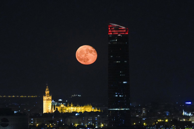 La 'luna de sangre' será visible durante más de una hora, menos para la mayoría de gallegos: aquí los motivos