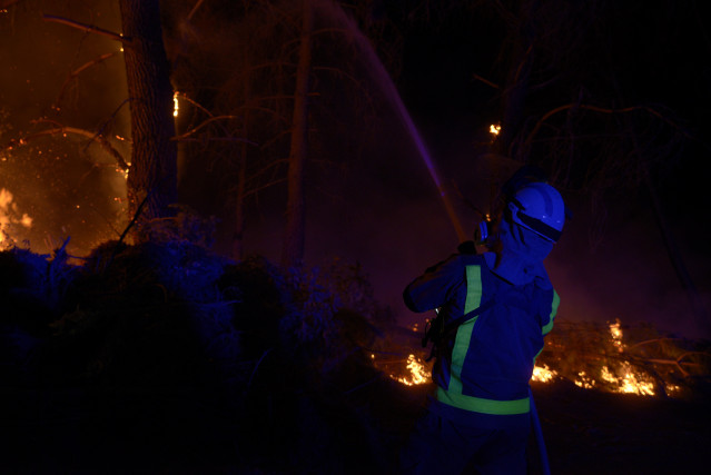 Bomberos forestales tratan de extinguir el fuego en Vences, a 14 de agosto de 2025, en Monterrei, Ourense, Galicia (España).