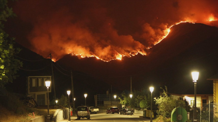 Permanece activo el incendio Carballeda de Valdeorras, que quema 500 hectáreas gracias al fuerte viento