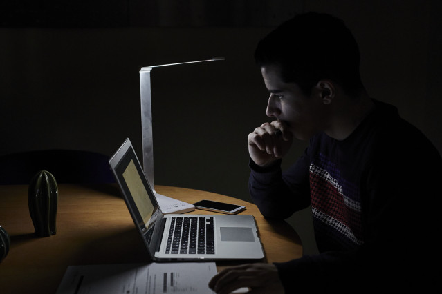 Archivo - Un estudiante utiliza el ordenador para realizar tareas en casa
