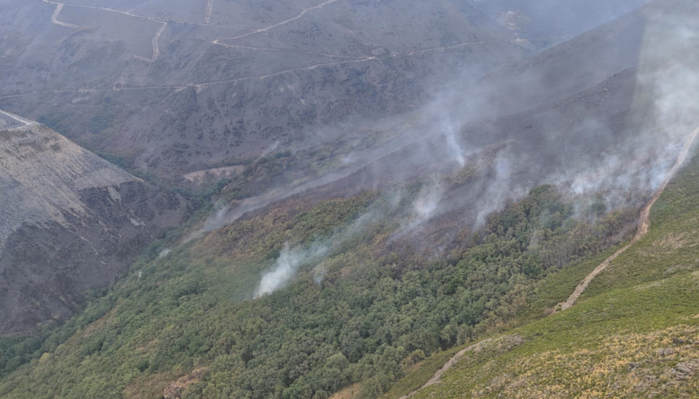 Incendio en Carballeda de Valdeorras, en la parroquia de Casaio, a 7 de septiembre de 2025.