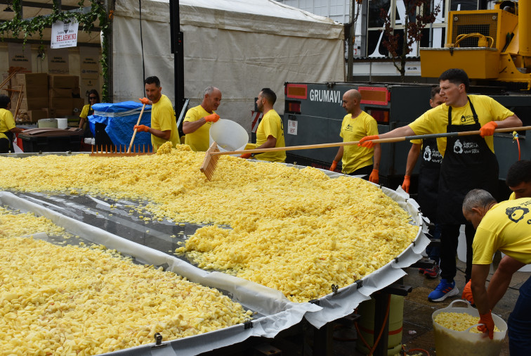 Melide retoma el cetro de la tortilla de patatas más grande del mundo con sus 10 toneladas de peso