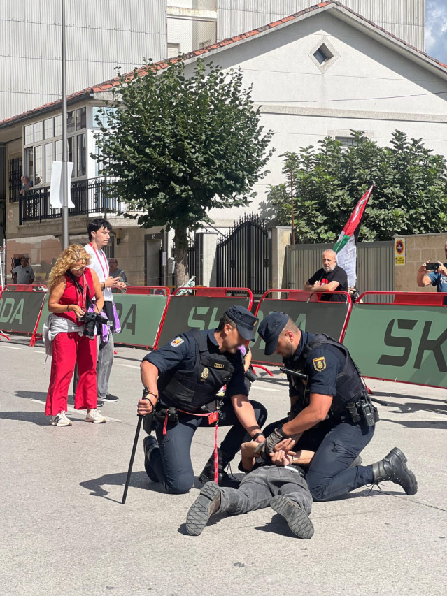 Dos agentes de la Policía Nacional detienen a un hombre durante las  protestas propalestinas en la Vuelta, a 7 de septiembre de 2025, en Monforte, Lugo, Galicia (España).