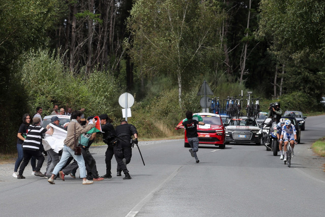 Activistas propalestinos intentan cortar la carretera durante la 15ª etapa de la Vuelta Ciclista a España, a 7 de septiembre de 2025, en O Corgo (Lugo).