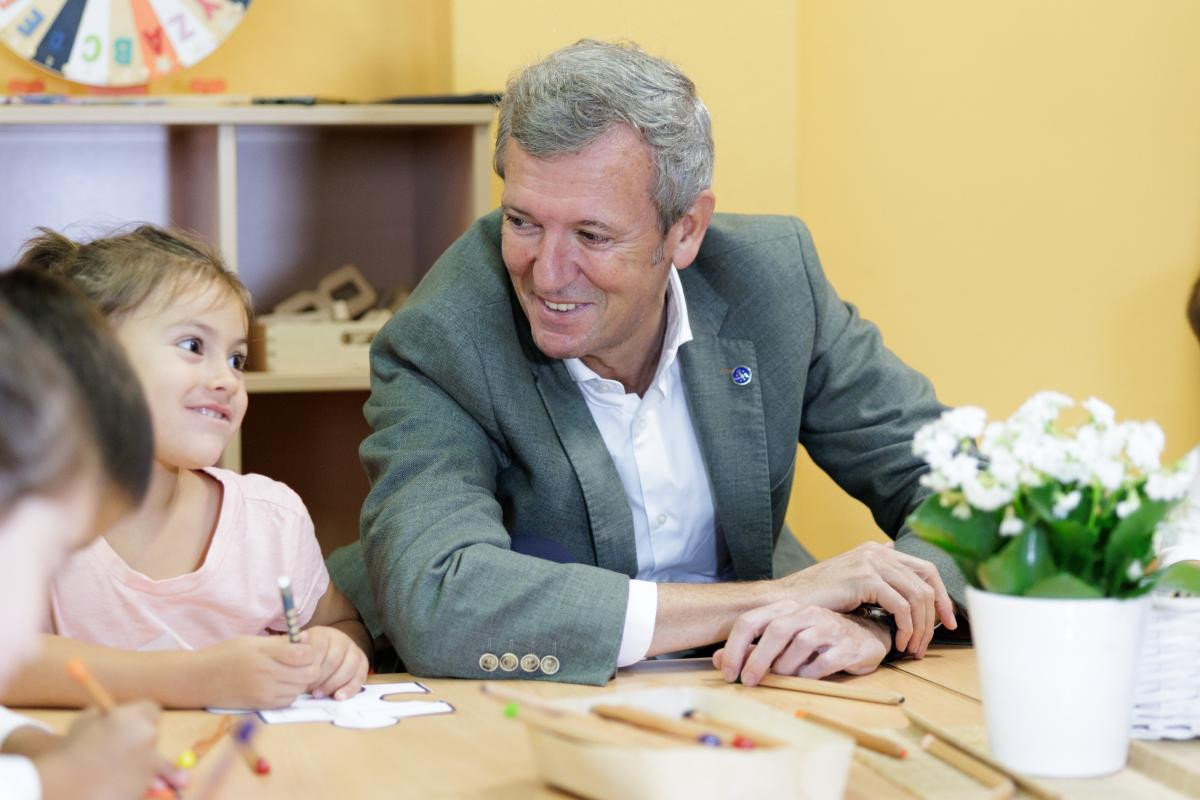Alfonso Rueda en una escuela pu00fablica de Vedra en la inauguraciu00f3n del curso