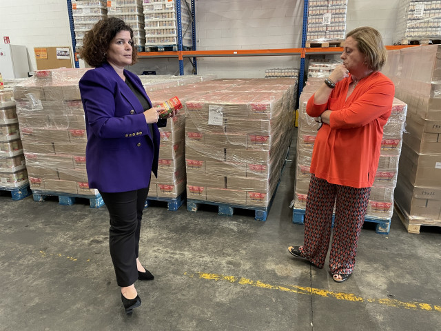 Archivo - La subdelegada del Gobierno en A Coruña, María Rivas, en el Banco de Alimentos