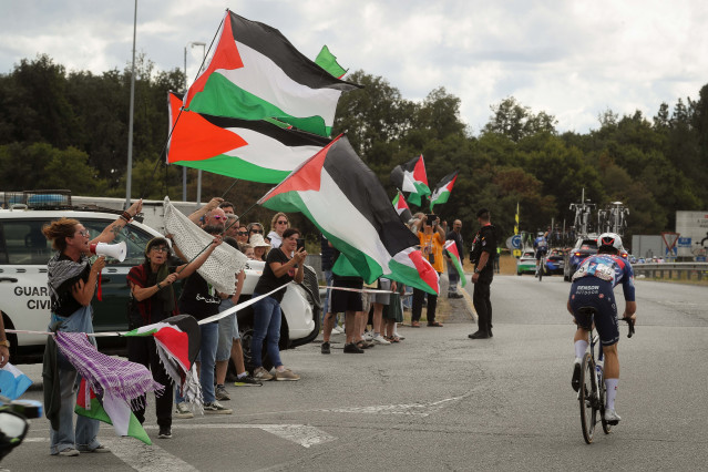 Activistas propalestinos intentan cortar la carretera durante la 15ª etapa de la Vuelta Ciclista a España, a 7 de septiembre de 2025, en O Corgo, Lugo, Galicia (España).