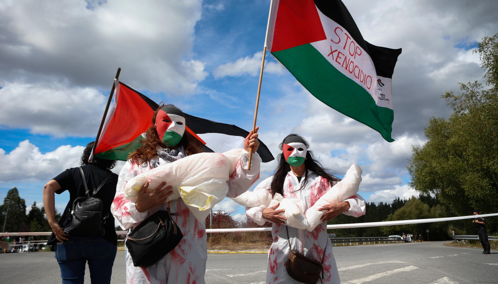 Activistas propalestinos intentan cortar la carretera durante la 15ª etapa de la Vuelta Ciclista a España, a 7 de septiembre de 2025, en O Corgo, Lugo, Galicia (España).
