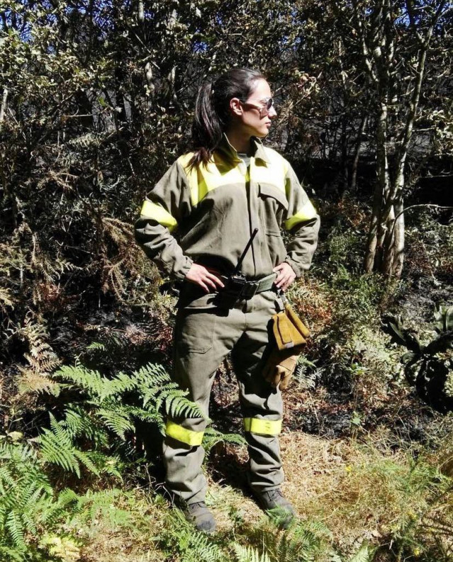 Noelia Conde, jefa de la brigada forestal Azureira, en el Distrito Forestal XII, con origen en O Carballiño (Ourense).