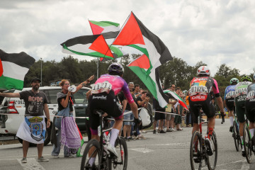 Activistas propalestinos intentan cortar la carretera durante la 15ª etapa de la Vuelta Ciclista a España, a 7 de septiembre de 2025, en O Corgo, Lugo