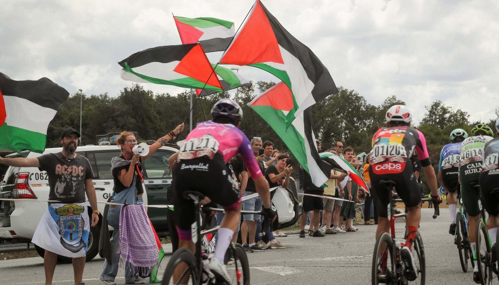 Activistas propalestinos intentan cortar la carretera durante la 15ª etapa de la Vuelta Ciclista a España, a 7 de septiembre de 2025, en O Corgo, Lugo