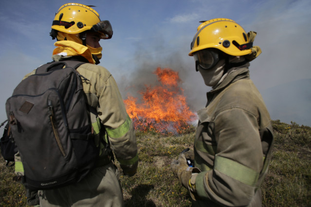Archivo - Efectivos de la Xunta con base en Becerreá trabajan para extinguir las llamas en un incendio forestal.