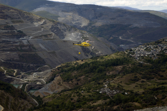 Un helicóptero trabaja en las labores de extinción del incendio en Carballeda de Valdeorras, Ourense, Galicia (España).